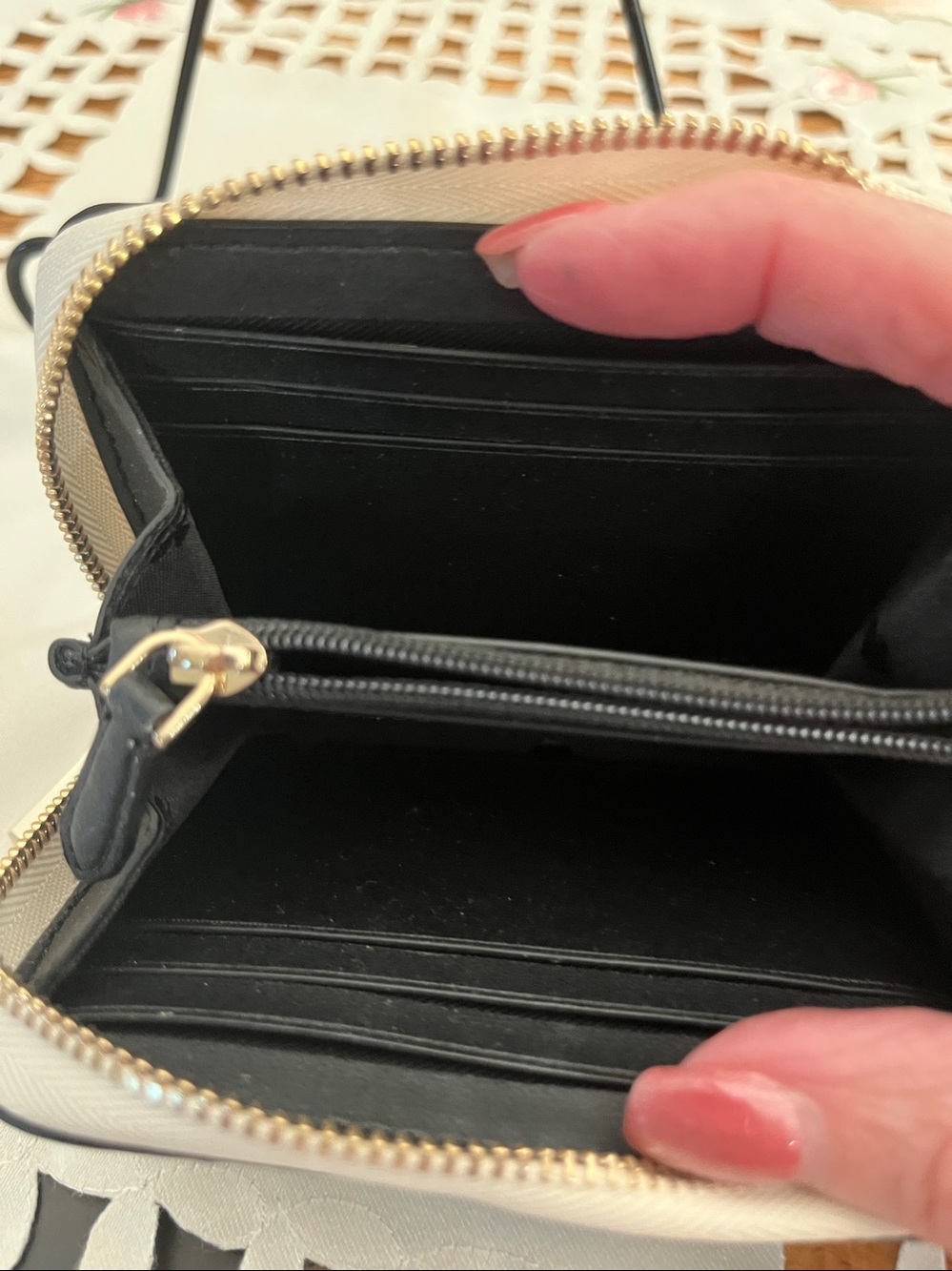 kate spade Black Floral Daisy Zip Coin Pouch with Cream Trim - Picture 3 of 6
